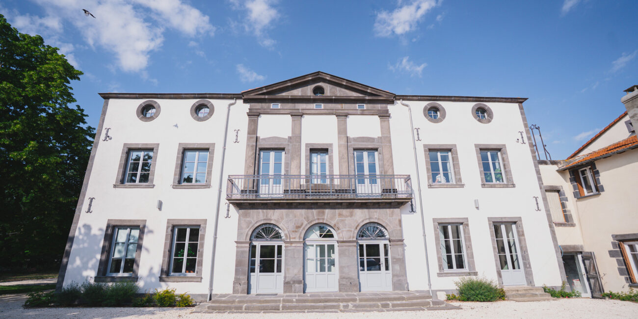 Les bureaux Meda Réalisation, un espace de travail pensé pour le confort et l’efficacité de notre équipe.