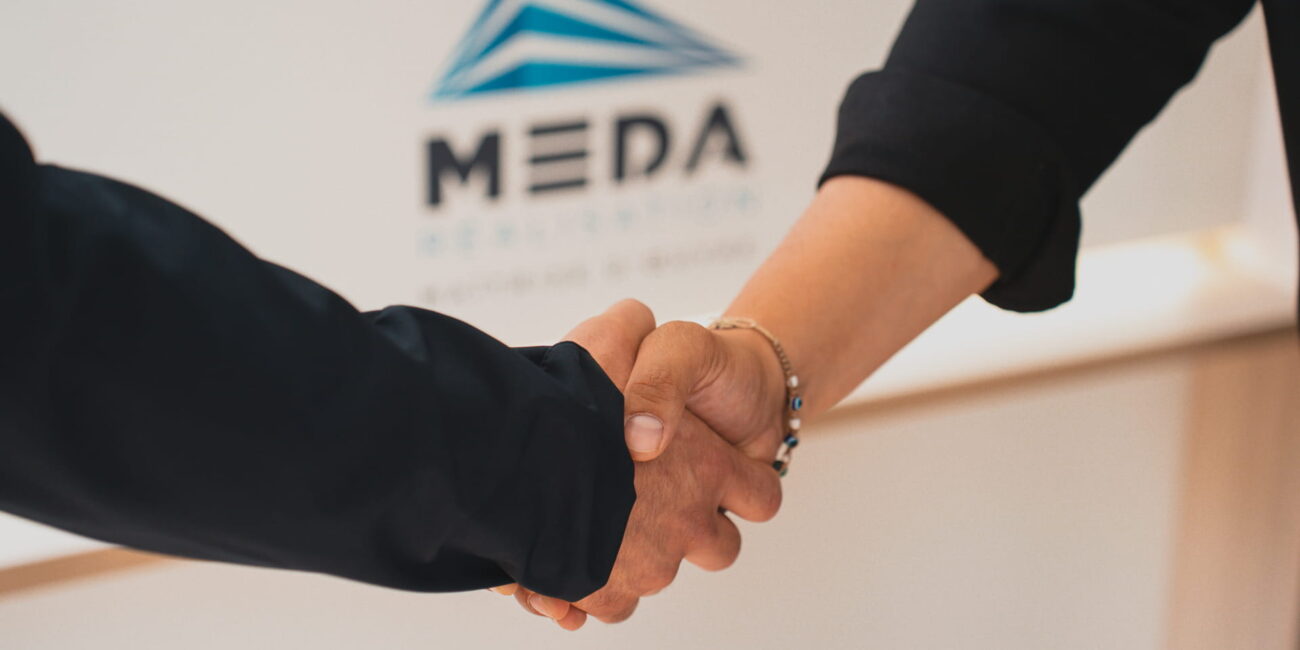 L’équipe Meda Réalisation en action, dédiée à l’accompagnement de vos projets de construction.