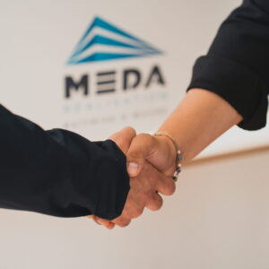 L’équipe Meda Réalisation en action, dédiée à l’accompagnement de vos projets de construction.
