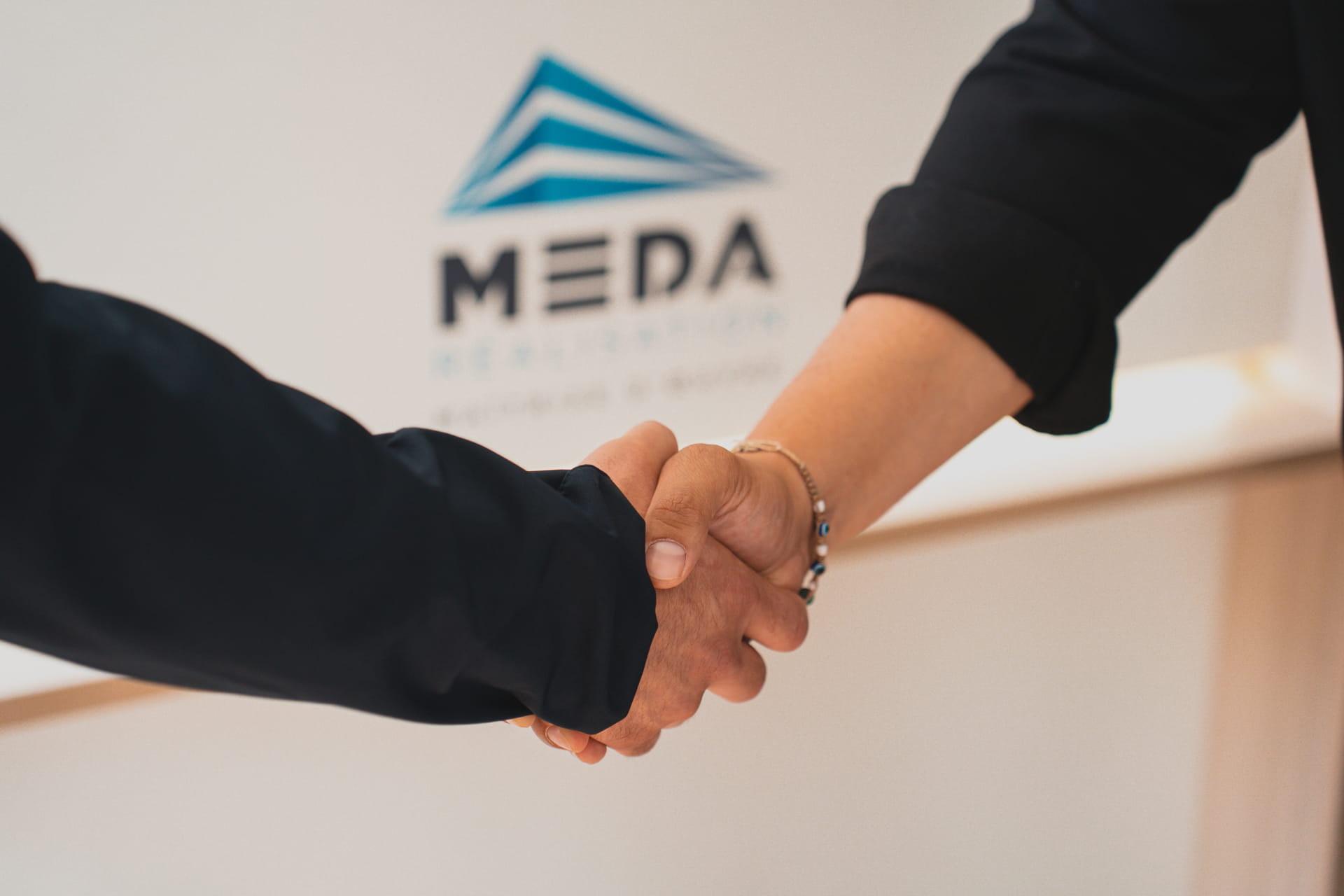 L’équipe Meda Réalisation en action, dédiée à l’accompagnement de vos projets de construction.